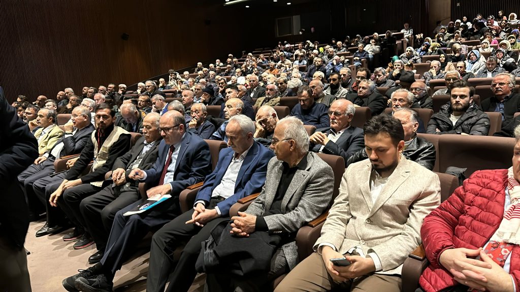 Kalabalıkk bir izleyici vardı.